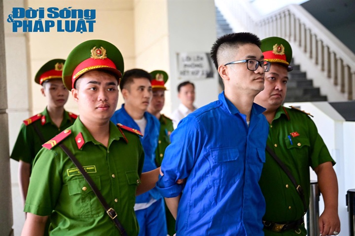 Cận cảnh các bị cáo được đưa đến tòa.