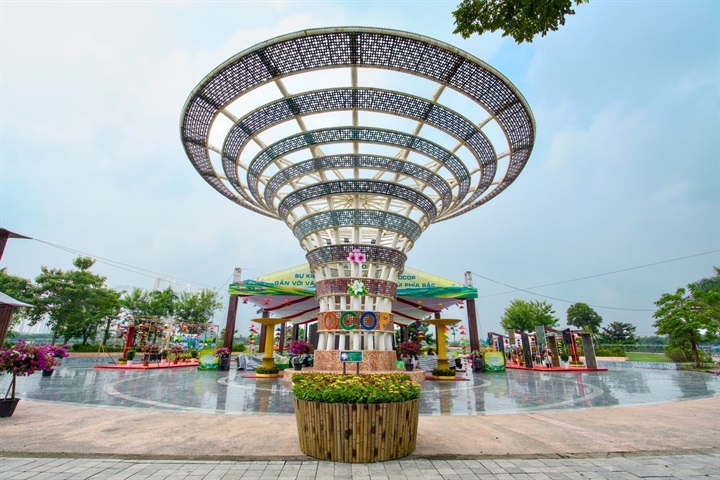 Hội chợ OCOP nổi bật giữa quảng trường Công viên Thiên Văn học. Nguồn ảnh DNCC