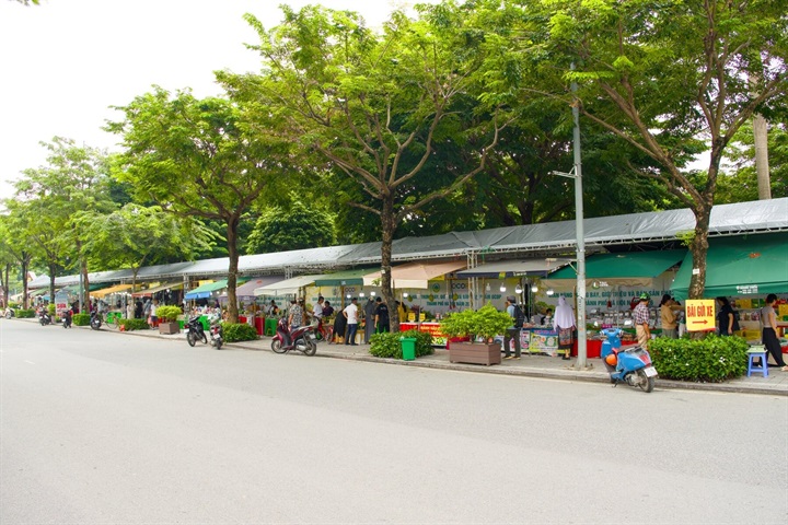 Dãy gian hàng OCOP trải dài dưới hàng cây xanh bao quanh Công viên Thiên Văn Học. Nguồn ảnh DNCC