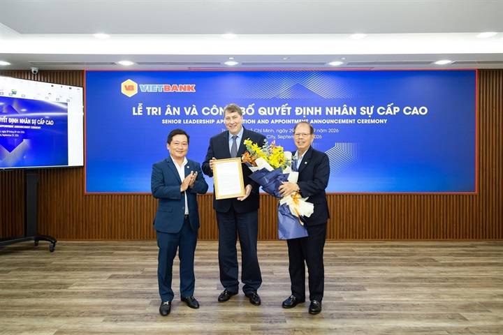 Ông Dương Nhất Nguyên – Chủ tịch HĐQT Vietbank trao quyết định bổ nhiệm cho ông Chester Gorski. Nguồn ảnh Vietbank