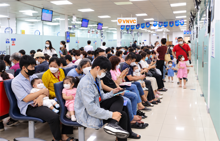 Các phụ huynh tranh thủ đưa con em đến trung tâm VNVC để tiêm vắc xin tay chân miệng trong những ngày đầu ra mắt. Ảnh: Anh Tuấn