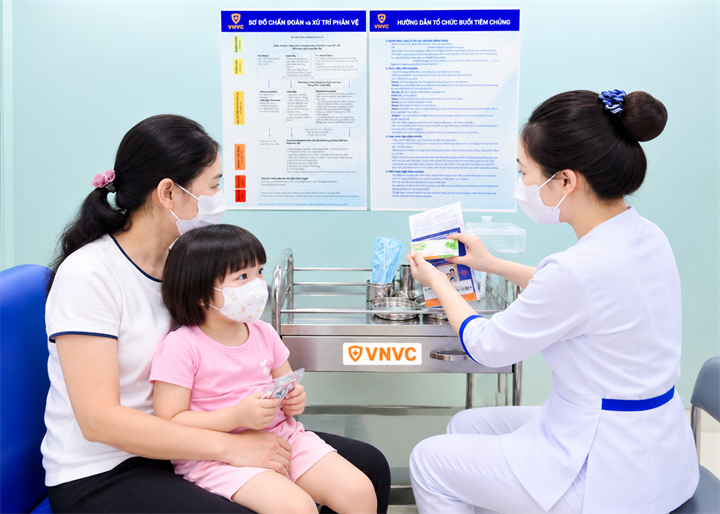 Bé Nguyễn Ngọc Minh An, 4 tuổi được ông bà và mẹ đưa đến VNVC Buôn Ma Thuột, Đắk Lắk tiêm vắc xin tay chân miệng sáng 28/9. Ảnh: Thu Trang