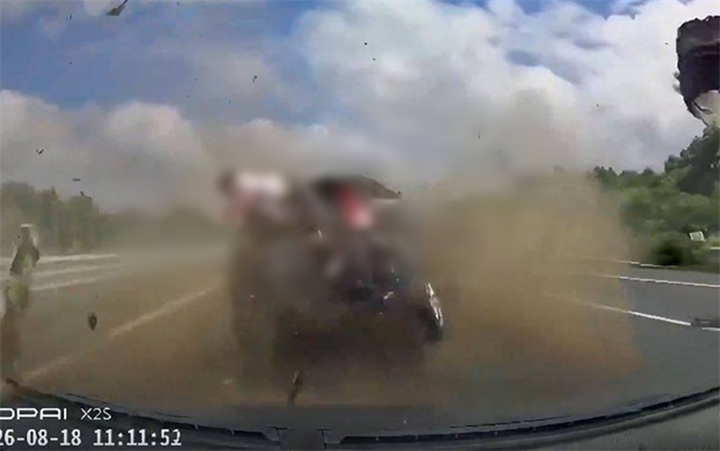 Hiện trường vụ tai nạn. Ảnh cắt từ clip/Newsflare