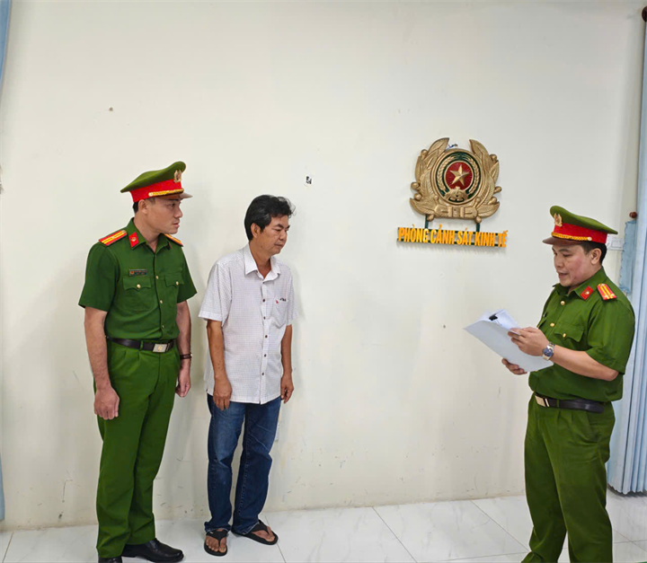 Cơ quan điều tra tống đạt các quyết định đối với Đỗ Công Minh. Ảnh: Công An Vĩnh Long