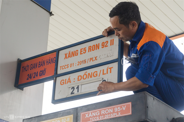 Nhân viên tại một cửa hàng bán lẻ xăng dầu đang điều chỉnh giá. Ảnh: Thành Lộc