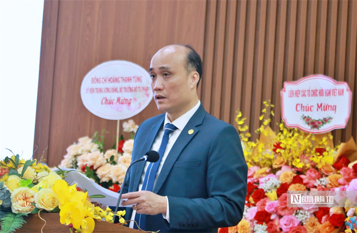 Ông Tô Văn Hoà báo cáo trước đại hội về kết quả công tác nhiệm kỳ qua.