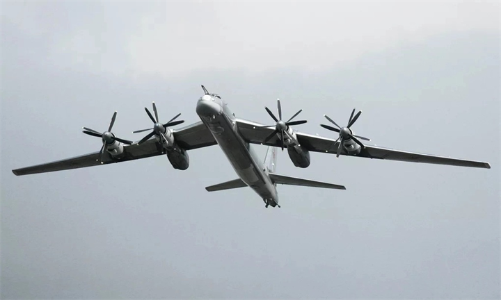 Oanh tạc cơ Tu-95MS của Nga bay trên bầu trời vùng Moskva hồi năm 2007. Ảnh:&nbsp;RIA Novosti
