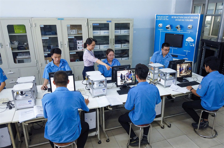 Thông tư quy định việc biên soạn, thẩm định và ban hành chương trình, giáo trình đối với 5 môn học chung trong chương trình đào tạo trình độ trung cấp, cao đẳng. Ảnh: MOET