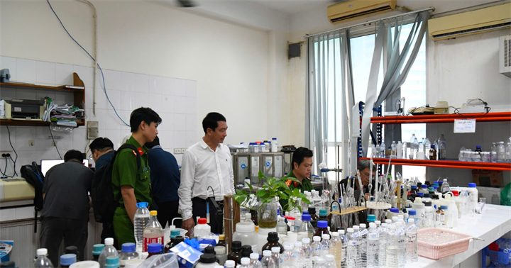 Theo kết quả điều tra ban đầu, các bị can đã sửa số liệu phân tích quan trắc từ “Không đạt” thành “Đạt”; thu mẫu phân tích không đảm bảo đúng quy trình. (Ảnh: C04)