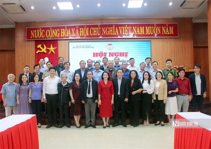 Đại diện lãnh đạo Ủy ban Mặt trận Tổ quốc Việt Nam tỉnh Quảng Ngãi chụp ảnh lưu niệm cùng Hội Luật gia Quảng Ngãi tại Hội nghị tổng kết công tác Hội năm 2025.