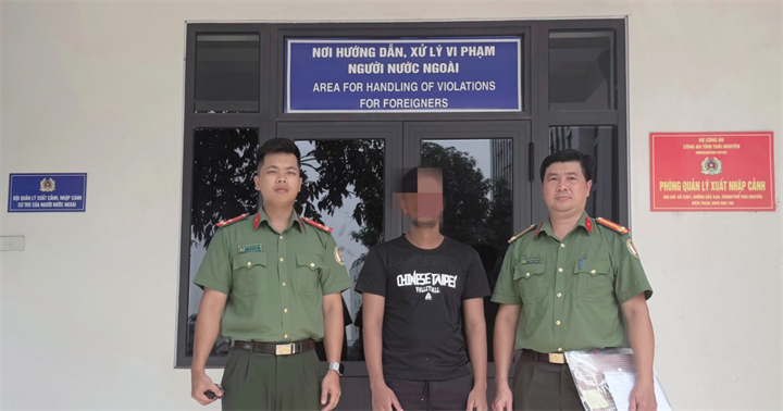 Tống đạt quyết định xử phạt hành chính và trục xuất người nước ngoài vi phạm pháp luật và đưa người nước ngoài vào sơ sở lưu trú trong thời gian làm thủ tục trục xuất. (Ảnh: Công an Thái Nguyên)