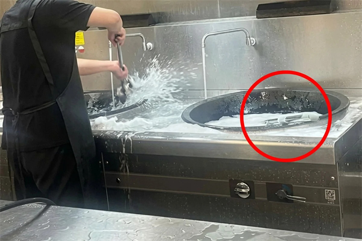 Bà Wang ghi lại nhiều vi phạm vệ sinh trong nhà bếp của trường, trong đó có cảnh nhân viên giặt cây lau nhà và rửa nắp cống trong nồi nấu ăn. Ảnh: Myzaker/SCMP