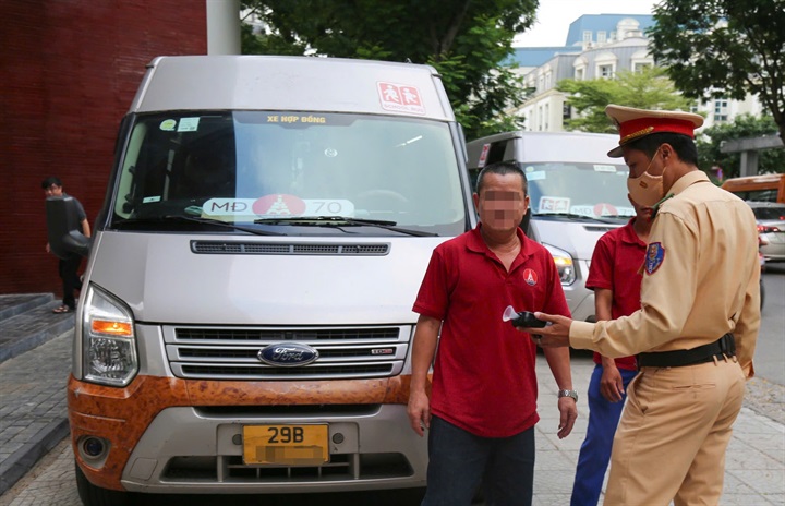 Đội CSGT đường bộ số 6 kiểm tra xe chở học sinh.