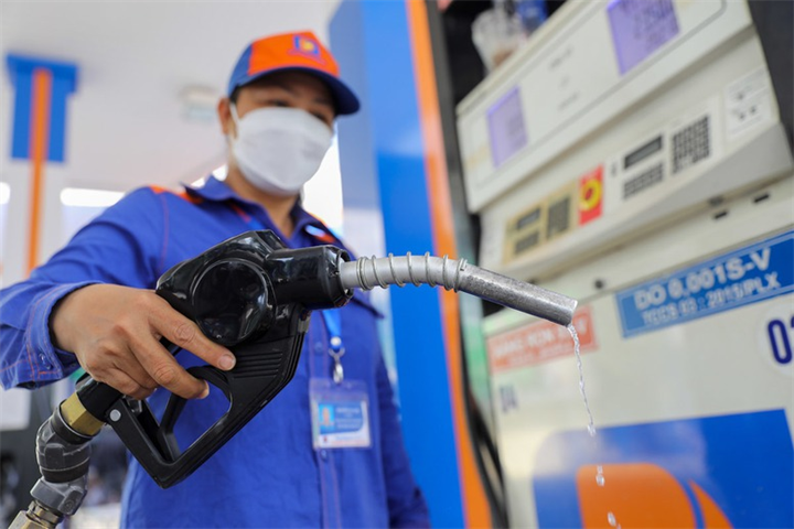 Kéo dài thời hạn áp dụng thuế nhập khẩu ưu đãi, thuế BVMT, thuế GTGT đối với xăng, dầu đến hết năm 2026. Ảnh minh họa: Báo Chính phủ.