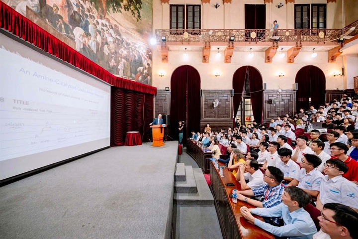 GS. David MacMillan trình bày tại điểm đến đầu tiên trong chuỗi InnovaConnect tại Trường Đại học Khoa học Tự nhiên, Đại học Quốc gia Hà Nội. Ảnh: VFP.