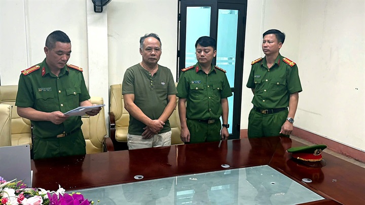 Cơ quan Cảnh sát điều tra Công an tỉnh thông báo quyết định khởi tố bị can, thi hành lệnh bắt bị can để tạm giam đối với Nguyễn Tiến Thượng. Ảnh Công an tỉnh Lào Cai.