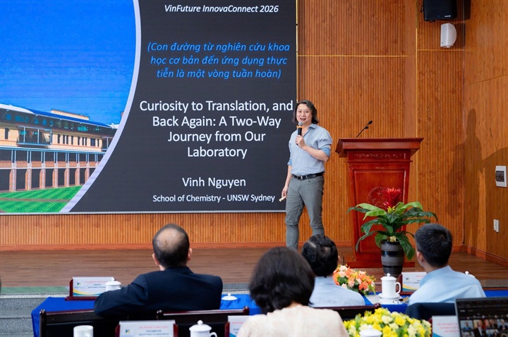 GS. Nguyễn Thành Vinh chia sẻ về hướng nghiên cứu với các nhà nghiên cứu và sinh viên tại Trường Đại học Bách Khoa – Đại học Đà Nẵng, điểm dừng chân thứ 2 trong chuỗi sự kiện kết nối InnovaConnect. Ảnh: VFP.