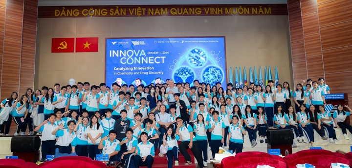 Học sinh Trường Phổ thông Năng khiếu, Đại học Quốc gia TP.HCM, chụp ảnh lưu niệm cùng các diễn giả. "Bí mật" bất ngờ tại mỗi điểm đến chính là khán giả tham dự có cơ hội được ngắm trực tiếp huy chương Nobel do chính GS. MacMillan mang theo đến Việt Nam, nhằm tiếp thêm cảm hứng và động lực theo đuổi khoa học. Ảnh: VFP.