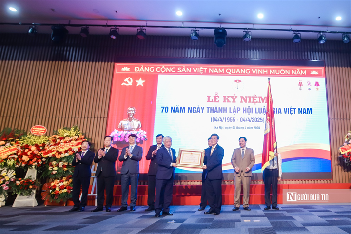 Hội Luật gia Việt Nam đón nhận Huân chương Lao động hạng Nhất tại Lễ kỷ niệm 70 năm ngày thành lập Hội Luật gia Việt Nam (4/4/1955-4/4/2025) (Ảnh: Hữu Thắng).