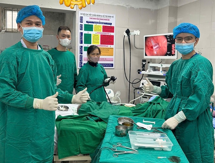 Bác sĩ Hoàng Huy Long (đeo kính, bên phải ảnh), thành viên Hội Hồi sức cấp cứu và Chống độc Việt Nam. Ảnh: BSCC