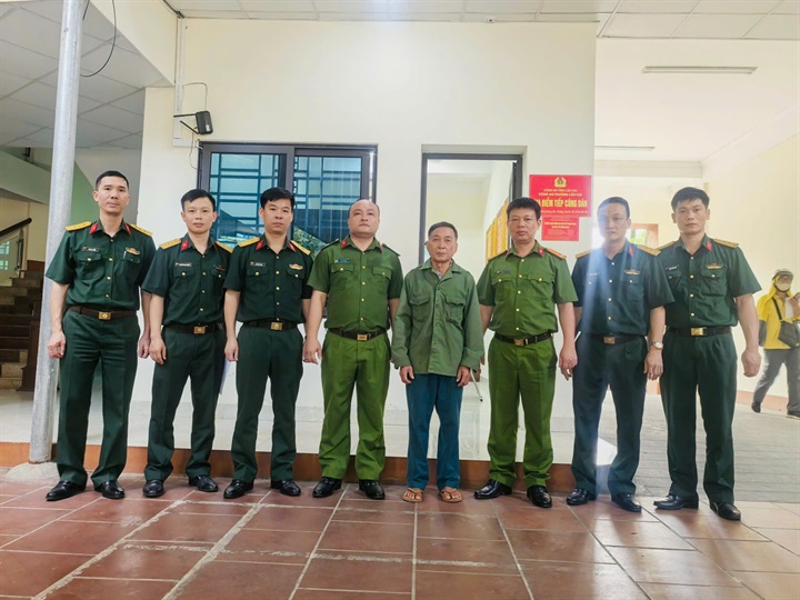 Công an phường Lào Cai đã phối hợp bàn giao đối tượng cho Cơ quan An ninh điều tra Quân khu 2 Bộ Quốc phòng. Ảnh Công an tỉnh Lào Cai.