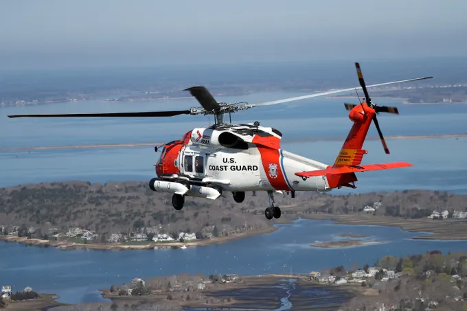 Lực lượng tuần duyên Mỹ tìm kiếm máy bay mất tích. Ảnh: BOSTON GLOBE/Sài Gòn Giải Phóng