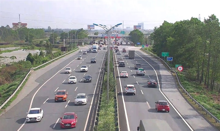 Cao tốc Nhà nước đầu tư có mức phí 900 - 1.300 đồng/xe/km. Ảnh: VEC