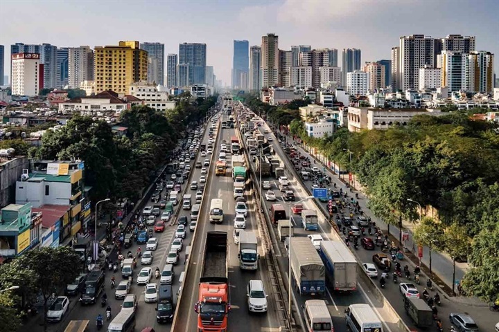 Các phương tiện lưu thông trên đường Vành đai 3 trên cao. Ảnh: Trần Bằng
