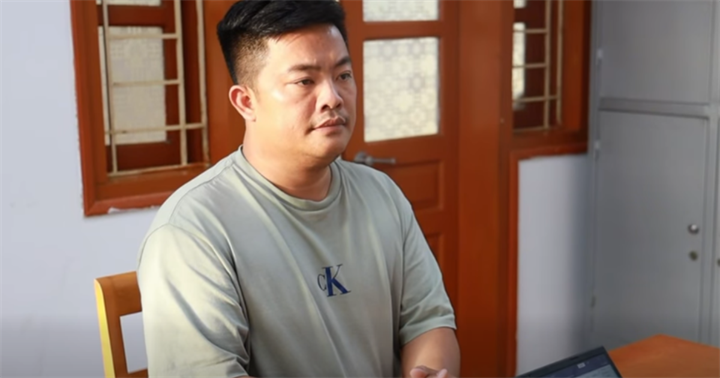Hải SaPa TV tại cơ quan công an. (Ảnh: Công an Lào Cai)
