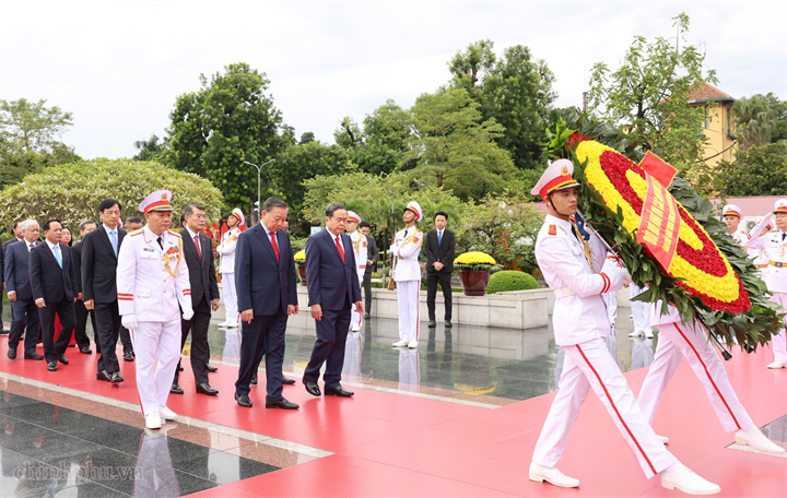 Trước giờ khai mạc Hội nghị lần thứ Tư Ban Chấp hành Trung ương Đảng khóa XIV, Đoàn đại biểu Ban Chấp hành Trung ương Đảng đến đặt vòng hoa, dâng hương tưởng niệm các Anh hùng liệt sỹ tại Đài tưởng niệm các Anh hùng liệt sĩ trên đường Bắc Sơn, Hà Nội - Ảnh: chinhphu.vn/Nhật Bắc