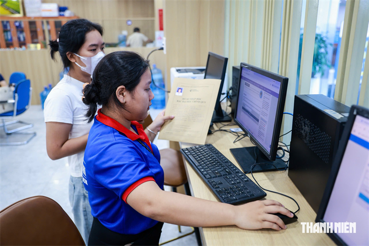 Thí sinh trúng tuyển làm thủ tục nhập học. Ảnh: Nhật Thịnh/Thanh niên