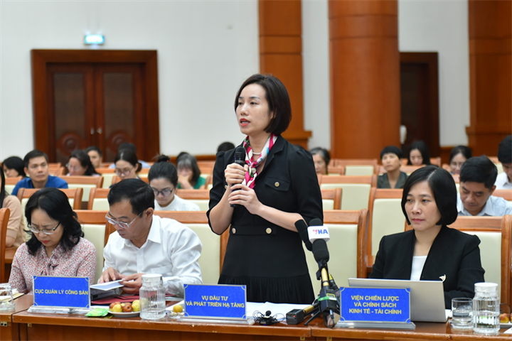 Bà Nguyễn Thị Quế Hương, Phó Vụ trưởng Vụ Đầu tư và phát triển hạ tầng&nbsp;trả lời tại buổi họp báo. Ảnh: Trần Nam