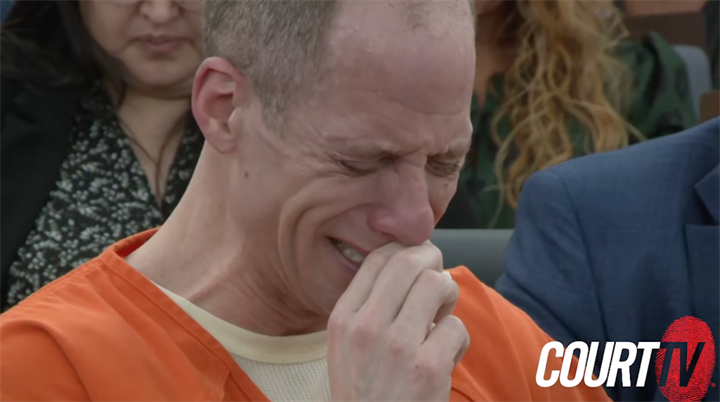 Caleb Flynn bật khóc tại toà khi nghe lời đau xót của hai con. Ảnh: Court TV