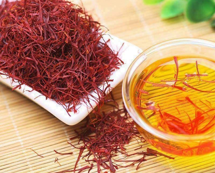 Để tối ưu hóa công dụng, saffron thường được ngâm trong nước hoặc sữa ấm trước khi chế biến nhằm giải phóng trọn vẹn các hợp chất màu và hương liệu tự nhiên. Ảnh: VTC News