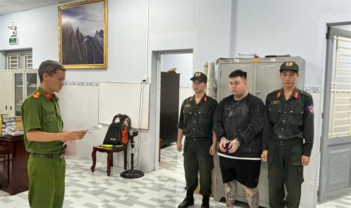 Cơ quan CSĐT Công an TP Đồng Nai thi hành lệnh bắt bị can để tạm giam. Ảnh: Trang TTĐT Công an TP Đồng Nai