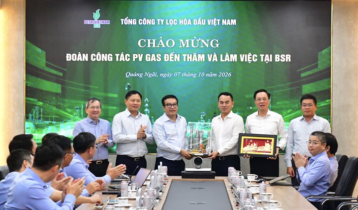 Lãnh đạo BSR trao quà lưu niệm cho lãnh đạo PV GAS. Nguồn ảnh PV GAS