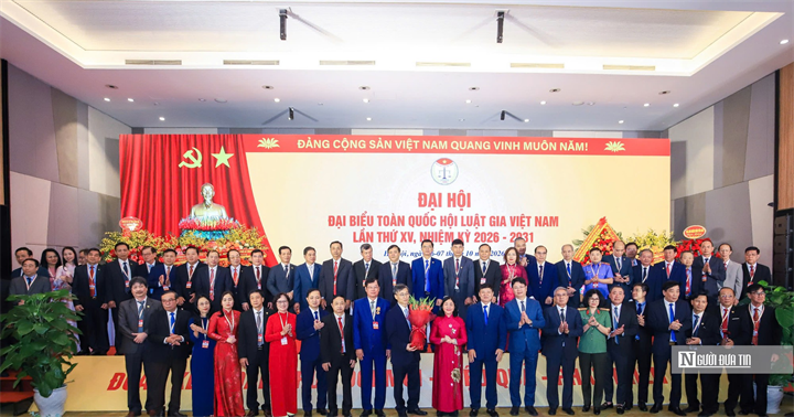 Đồng chí Bùi Thị Minh Hoài - Ủy viên Bộ Chính trị, Bí thư Trung ương Đảng, Chủ tịch Ủy ban Trung ương Mặt trận Tổ quốc Việt Nam tặng hoa chúc mừng Ban Chấp hành Hội Luật gia Việt Nam khóa XV.