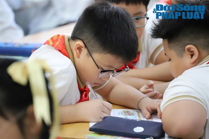 Tiết Toán song ngữ giúp học sinh đồng thời tiếp cận kiến thức môn học và rèn luyện tiếng Anh.