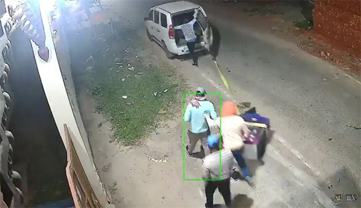 Nhóm đối tượng dùng ô tô trộm máy ATM. Ảnh cắt từ clip/The Tatva
