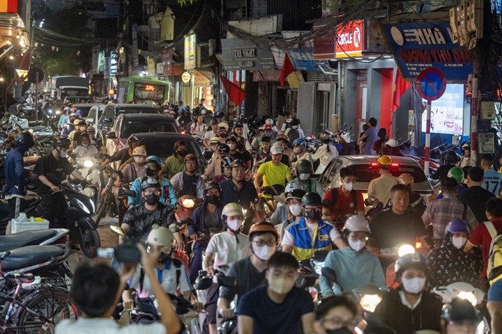 Cư dân đông đúc, đường sá chật chội nhiều tuyến đường ĩnh Hưng tệ liệt trong giờ cao điểm.
