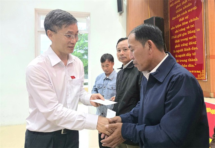 Ngày 8/10, ông Nguyễn Khánh Ngọc, Chủ tịch Hội Luật gia Việt Nam, trao tặng 40 phần quà cho các gia đình chính sách, hộ có hoàn cảnh khó khăn tại hai xã Duy Nghĩa và Xuân Phú, mỗi địa phương 20 phần quà.