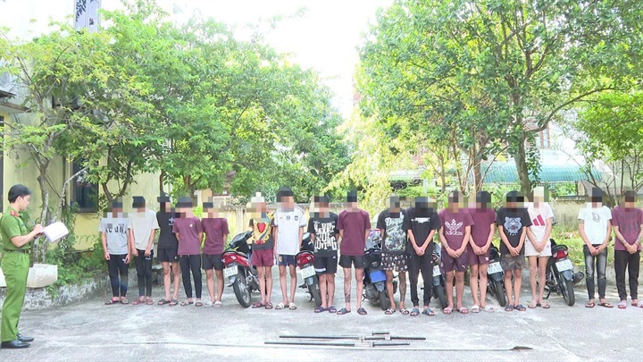 Các đối tượng cùng tang vật tại cơ quan Công an. Ảnh: Công an tỉnh Hưng Yên