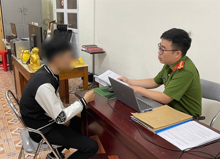 Chủ cơ sở kinh doanh dịch vụ karaoke P.N. tại xã Phục Hòa, làm việc tại cơ quan Công an. Ảnh: Công an tỉnh Cao Bằng