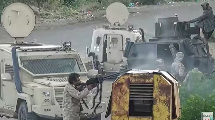 Ảnh chụp màn hình này từ đoạn video do Trung tâm Truyền thông Ansarullah công bố ngày 7/10/2026, cho thấy một tay súng thuộc lực lượng Houthi đang bắn súng máy khi tấn công quân đội chính phủ Yemen được Saudi Arabia hậu thuẫn tại tỉnh Taiz.
