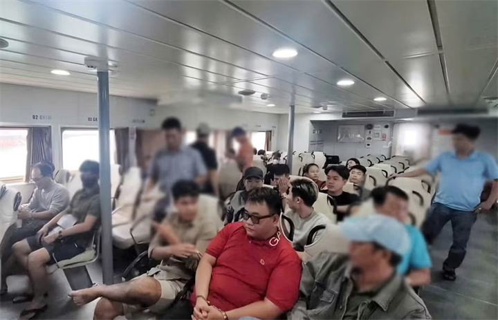 Chuyến tàu đưa các đối tượng liên quan từ đặc khu Phú Quốc vào đất liền phục vụ công tác điều tra. Ảnh: Tiền Phong