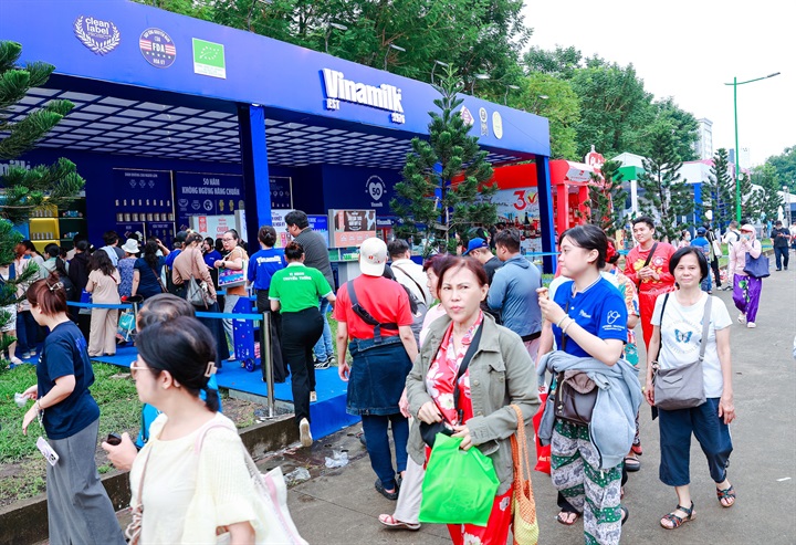 Gian hàng Vinamilk với chủ đề "50 năm không ngừng nâng chuẩn" thu hút đông đảo khách tham quan tại Lễ hội kỷ niệm 30 năm Hàng Việt Nam Chất lượng cao (Ảnh: Minh Anh).