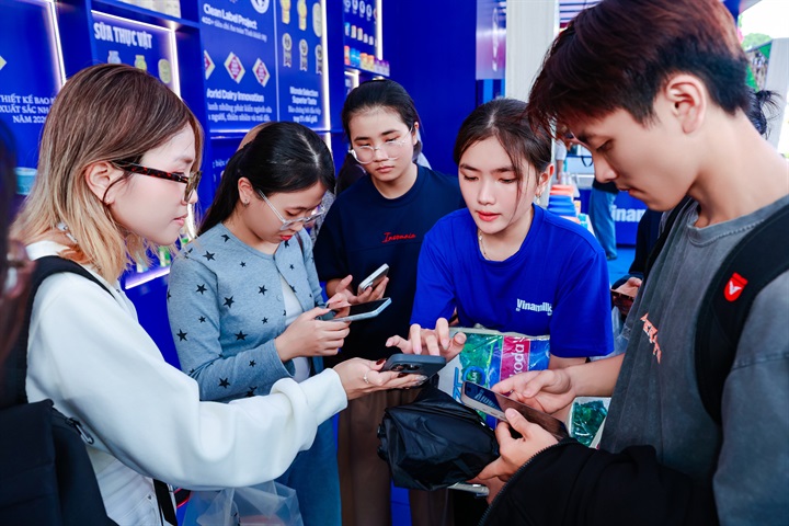 Nhiều thế hệ người tiêu dùng tham gia các hoạt động trải nghiệm tại không gian của Vinamilk (Ảnh: Minh Anh).