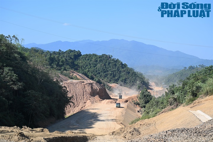 Tranh thủ thời tiết thuận lợi, trên công trường cao tốc Chợ Mới – Bắc Kạn, các nhà thầu đang huy động tối đa máy móc, nhân lực, tổ chức thi công ngày đêm, quyết tâm đẩy nhanh tiến độ dự án.
