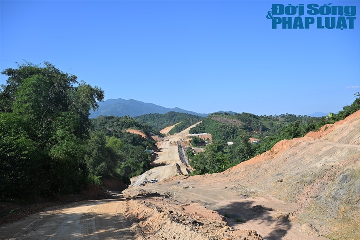 Dự án cao tốc Chợ Mới - Bắc Kạn có tổng chiều dài tuyến khoảng 28,8km. Trong đó, tuyến cao tốc Chợ Mới - Bắc Kạn dài khoảng 28,4km; đoạn tuyến nối dài khoảng 0,4km. Tuyến cao tốc này được &nbsp;đầu tư quy mô 4 làn xe, bề rộng nền đường 22m, vận tốc thiết kế 80 km/h. Tuyến nối đầu tư bề rộng nền đường 12m.