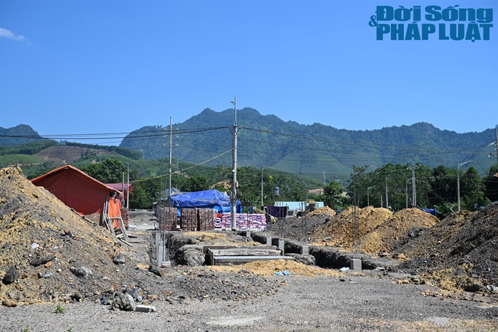 Một số hộ gia đình đã tập kết vật liệu chuẩn bị xây dựng nhà ở tại khu tái định cư.